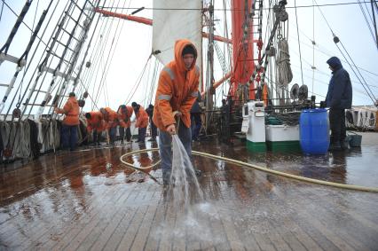 Барк `Седов` во время первого кругосветного путешествия. На снимке: курсанты драют палубу.