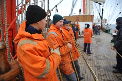 Барк `Седов` во время первого кругосветного путешествия. На снимке:  курсанты драют палубу.