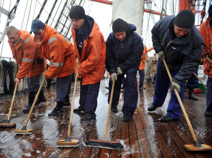 Барк `Седов` во время первого кругосветного путешествия. На снимке:  курсанты драют палубу.