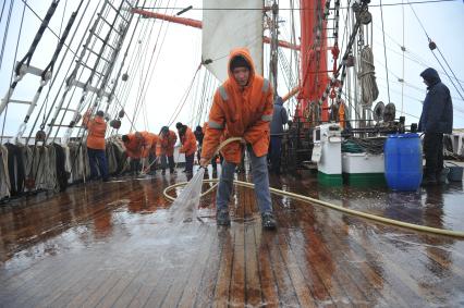 Барк `Седов` во время первого кругосветного путешествия. На снимке:  курсанты драют палубу.