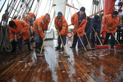 Барк `Седов` во время первого кругосветного путешествия. На снимке:  курсанты драют палубу.