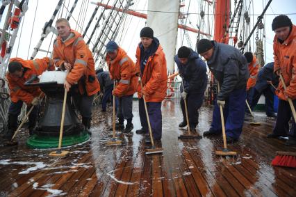 Барк `Седов` во время первого кругосветного путешествия. На снимке:  курсанты драют палубу.