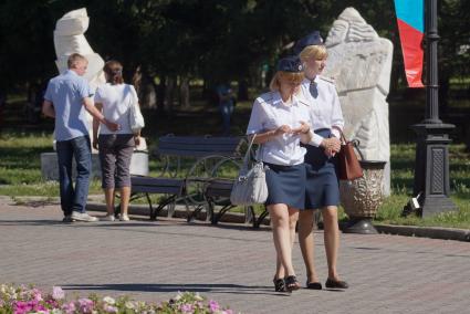 Традиционный праздник силовых структур `Служба дни и ночи` в Екатеринбурге. На снимке: две женщины в парадной полицейской форме прогуливаются по городу.