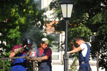 Благоустройство города. На снимке: сварщики.