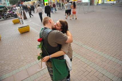 Пара целуется на Старом Арбате.