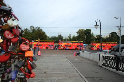 Двухэтажные автобусы возят туристов по центру Москвы.