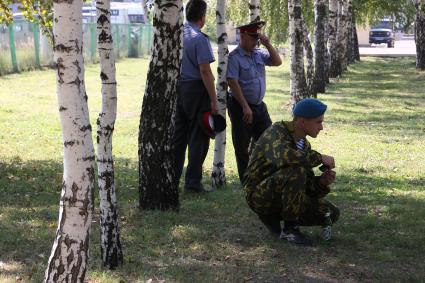 Празднование дня ВДВ в Казани. На снимке: Десантник с бутылкой пива, рядом стоят полицейские.