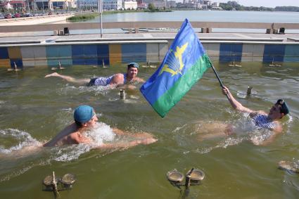 Празднование дня ВДВ в Казани. На снимке: Десантник с флагом воздушно-десантных войск плывет в фонтане рядом плывут сослуживцы.
