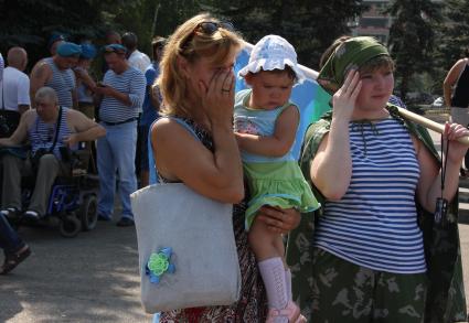 Празднование дня ВДВ в Казани. На снимке: Жены десантников вспоминают павших солдат.