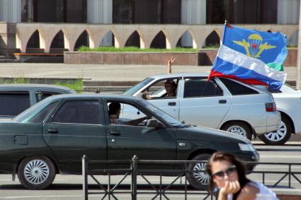 Празднование дня ВДВ в Казани. На снимке: автомобиль с флагами России и воздушно-десантных войск.
