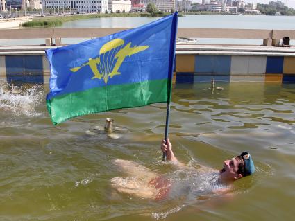 Празднование дня ВДВ в Казани. На снимке: Десантник с флагом воздушно-десантных войск плывет в фонтане.