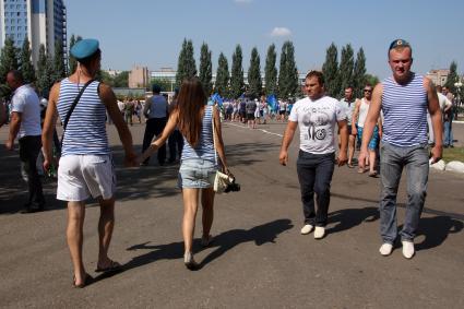 Празднование дня ВДВ в Казани. На снимке: мужчина с женщиной в тельняшке воздушно-десантных войск идут под руку в толпе празднующих десантников.