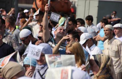 Митинг мусульман против произвола полиции. Площадь театра Камала. Казань. На снимке: Люди на митинге.