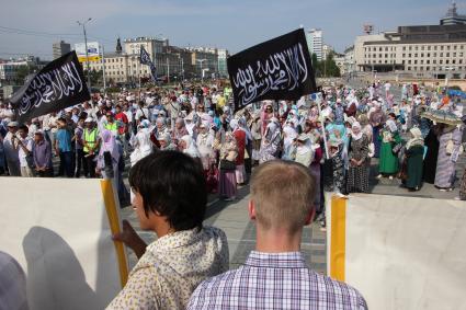 Митинг мусульман против произвола полиции. Площадь театра Камала. Казань. На снимке: Люди на митинге.