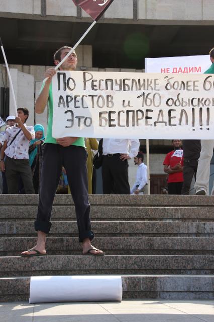 Митинг мусульман против произвола полиции. Площадь театра Камала. Казань. На снимке: Люди на митинге.