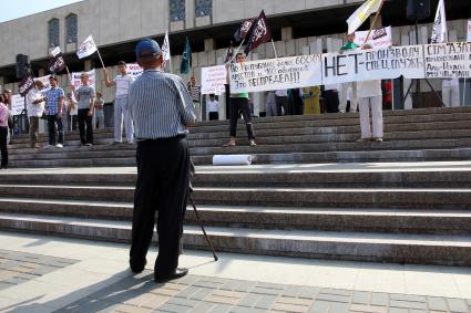 Митинг мусульман против произвола полиции. Площадь театра Камала. Казань. На снимке: Люди на митинге.