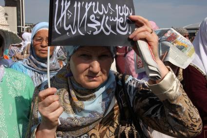 Митинг мусульман против произвола полиции. Площадь театра Камала. Казань. На снимке: женщина с протестным флажком.