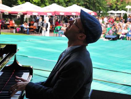 XV Московский международный фестиваль `Джаз в саду Эрмитаж`. На снимке: американский музыкант Джордж Коллиган.