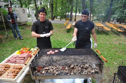 ЦПКиО им.Горького. Гастрономический фестиваль журнала `Афиша - Еда`.  На снимке: барбекю.