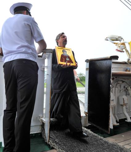 Барк `Седов`. На снимке: священник заходит на корабль с иконой Преподобной Ефросинии (Евдокии) Московской для проведения службы.