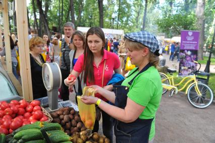 ЦПКиО им.Горького. Гастрономический фестиваль журнала `Афиша - Еда`.  На снимке: продажа овощей.