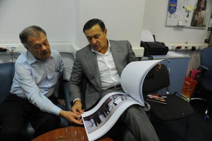 Телевидение `Комсомольская правда`. На снимке: заместитель редактора отдела международной и внутренней политики Александр Гамов (слева) и президент компании `Крокус`, миллиардер Арас Агаларов.