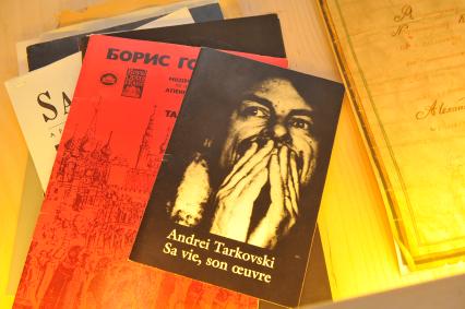 Выставочный зал `Солянка ВПА`. Подготовка ретроспективной выставки `Тарковский. Space` к 80-летию Андрея Тарковского. На снимке: книга режиссера Тарковского.