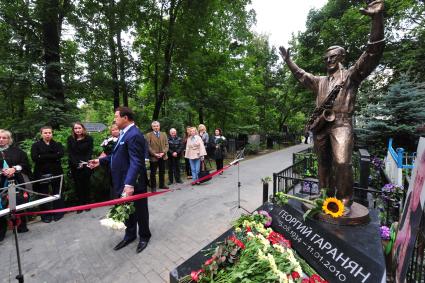 Открытие памятника музыканту Георгию Гараняну на Ваганьковском кладбище. На снимке: певец, первый заместитель председателя комитета Государственной думы РФи по культуре Иосиф Кобзон на церемонии открытия памятника.