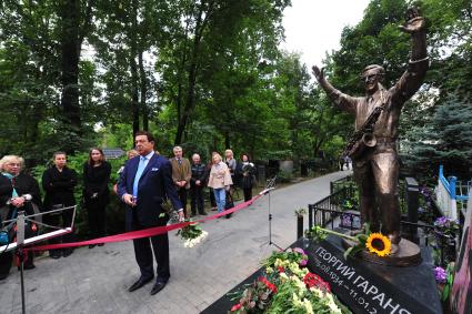 Открытие памятника музыканту Георгию Гараняну на Ваганьковском кладбище. На снимке: певец, первый заместитель председателя комитета Государственной думы РФи по культуре Иосиф Кобзон на церемонии открытия памятника.