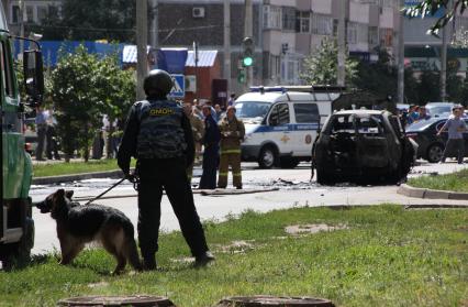 Покушение на муфтия Татарстана. Террористы взорвали автомобиль муфтия Ильдус хазрат Фаизова. На снимке: взорванный автомобиль, работают спецслужбы. Улица Мусина - Четаева, Казань.