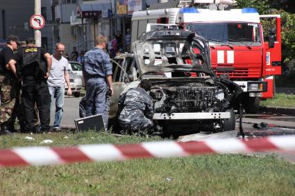 Покушение на муфтия Татарстана. Террористы взорвали автомобиль муфтия Ильдус хазрат Фаизова. На снимке: взорванный автомобиль, работают спецслужбы. Улица Мусина - Четаева, Казань.