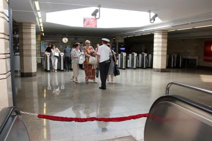 Полицейские в метро проводят операцию `Антитеррор`. На снимке: полицейский останавливает компанию женщин для проверки документов.