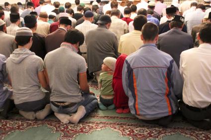Мусульмане в мечети.