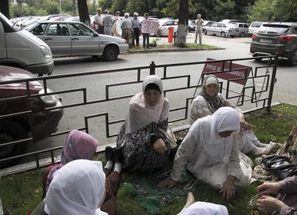 Женщины в хиджабах на митинге.