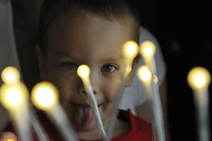 Ребенок со светодиодным светильником.