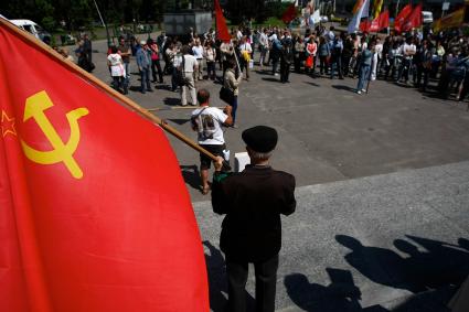 В Калининграде прошел согласованный с властями митинг в поддержку Московского `Марша миллионов`. На снимке: общий вид на митинг, на переднем плане стоит мужчина с флагом СССР.