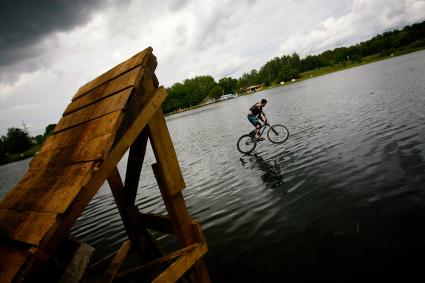 В калининградской области прошло соревнование по прыжкам в воду на велосипеде. На снимке: велосипедист перед входом в воду.