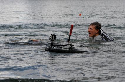 В калининградской области прошло соревнование по прыжкам в воду на велосипеде. На снимке: велосипедист в воде.