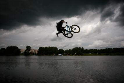 В калининградской области прошло соревнование по прыжкам в воду на велосипеде. На снимке: фаза прыжка велосипедиста.