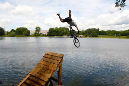 В калининградской области прошло соревнование по прыжкам в воду на велосипеде.