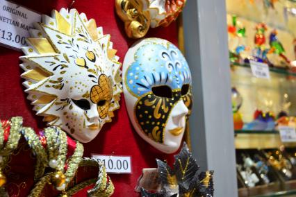 Карнавальные маски на прилавке сувенирного магазина.