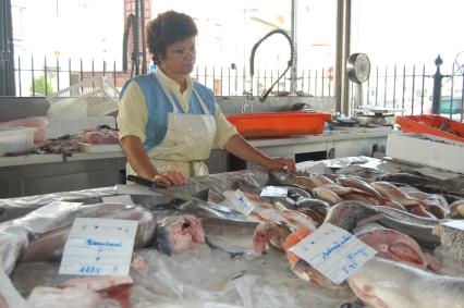 Продавщица на рыбном рынке.