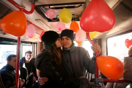 Влюбленные целуются в троллейбусе влюбленных в Калининграде.