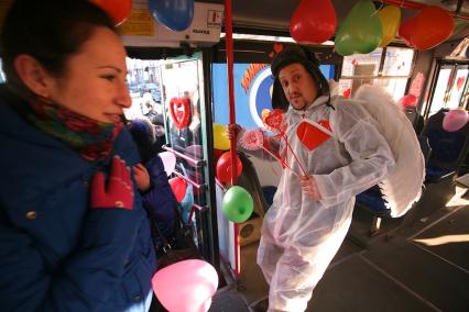 Человек в костюме купидона в троллейбусе влюбленных в Калининграде.