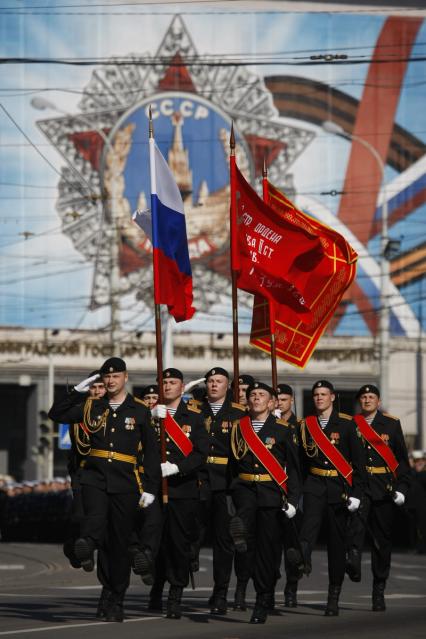 Парад Победы в Калининграде. На снимке: солдаты морской пехоты маршируют на параде с флагами.