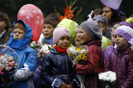 Первый раз в первый класс. Первоклашки нижегородской школы на утренней линейке.