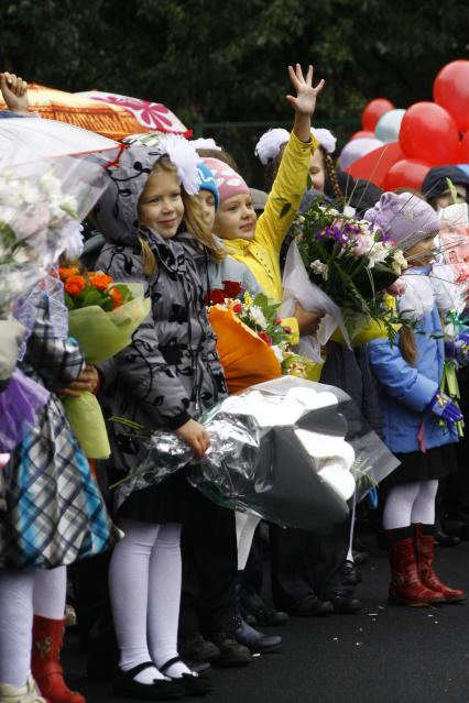 Первый раз в первый класс. Первоклашки нижегородской школы на утренней линейке.