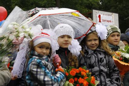 Первый раз в первый класс. Первоклашки нижегородской школы на утренней линейке.