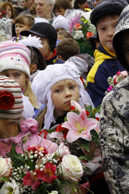 Первый раз в первый класс. Первоклашки нижегородской школы на утренней линейке.