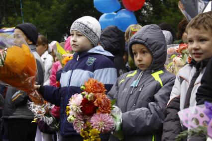 Первый раз в первый класс. Первоклашки нижегородской школы на утренней линейке.